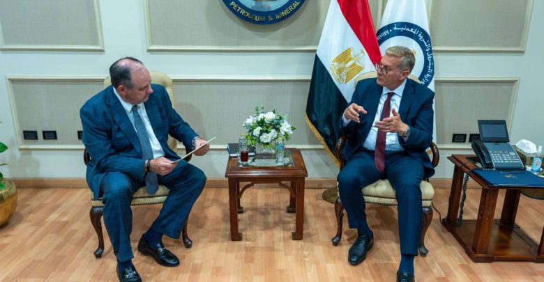 وزير البترول يبحث مع أباتشي خطط التوسع في الاستكشاف وزيادة إنتاج النفط والغاز بمصر