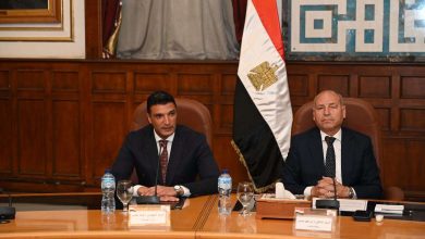 وزير الصناعة ومحافظ القاهرة يسلمان 40 عقد تقنين أوضاع لمصانع وورش بمنطقة شق الثعبان الصناعية