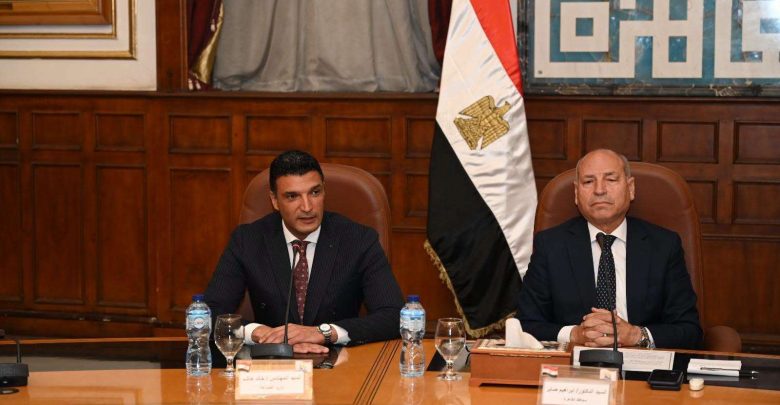 وزير الصناعة ومحافظ القاهرة يسلمان 40 عقد تقنين أوضاع لمصانع وورش بمنطقة شق الثعبان الصناعية
