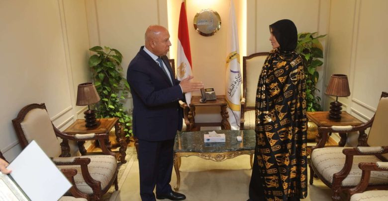 وزير النقل يكرم المواطنة ليلى الانصاري تقديرًا لموقفها الوطني في التصدي لرشق أحد قطارات السكك الحديدية