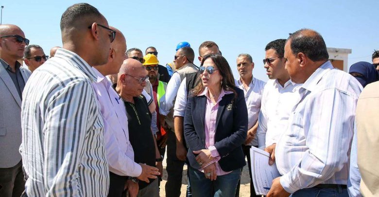 وزيرة الإسكان تتفقد محطة معالجة الصرف الصحي بمدينة مرسى مطروح