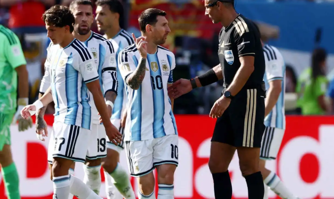 وضع يده على فمه.. ميسي يطالب بطرد كوكوريلا في نهائي كأس العالم