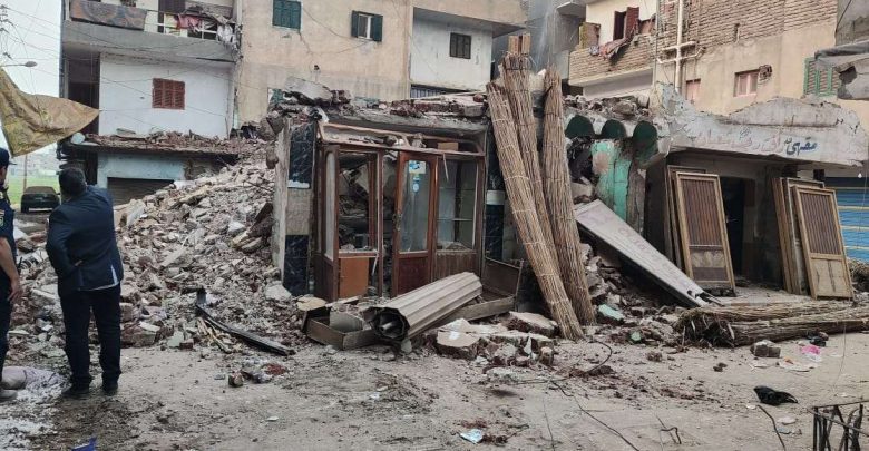 إخلاء فوري لعقار بالإسكندرية وقطع المرافق عقب انهيار أجزاء منه بعد الهزة الأرضية