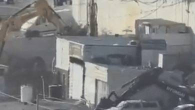الاحتلال الإسرائيلي يهدم محال تجارية ويواصل اقتحام مخيم قلنديا.. فيديو