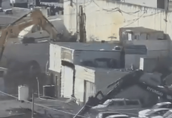 الاحتلال الإسرائيلي يهدم محال تجارية ويواصل اقتحام مخيم قلنديا.. فيديو