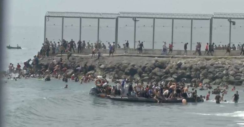 بعد اقتحام 72 ألف مهاجر لـ «سبتة».. تحرك أوروبي عاجل لتشديد قوانين الهجرة والإعادة القسرية