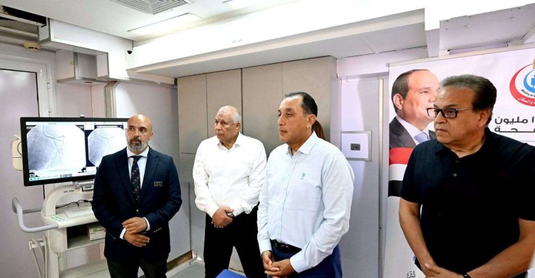 رئيس الوزراء يتفقد الوحدة المتنقلة للتدخلات القلبية والعصبية والعضلية وعلاج السكتات الدماغية