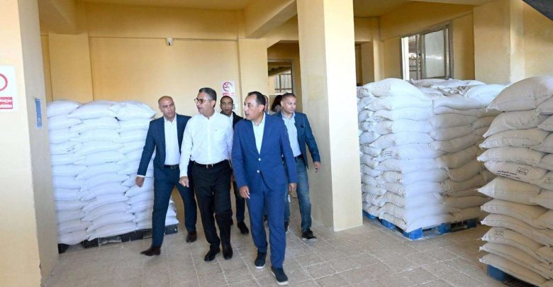 رئيس الوزراء يتفقد سير العمل بأحد مطاحن الدقيق بمحافظة مطروح