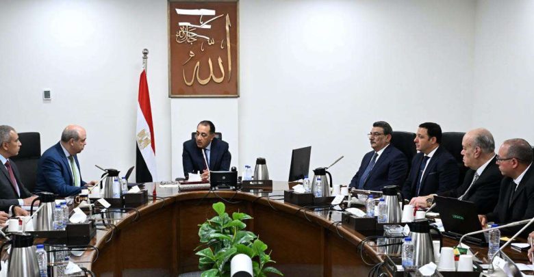 رئيس الوزراء يستعرض الموقف التنفيذي لمشروع مبني الركاب (4) بمطار القاهرة الدولي