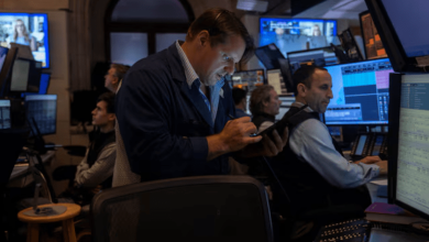ستاندرد آند بورز 500 يتراجع عن قمم القياسية متأثرًاً بضعف مبيعات التجزئة وضغوط أسهم التكنولوجيا
