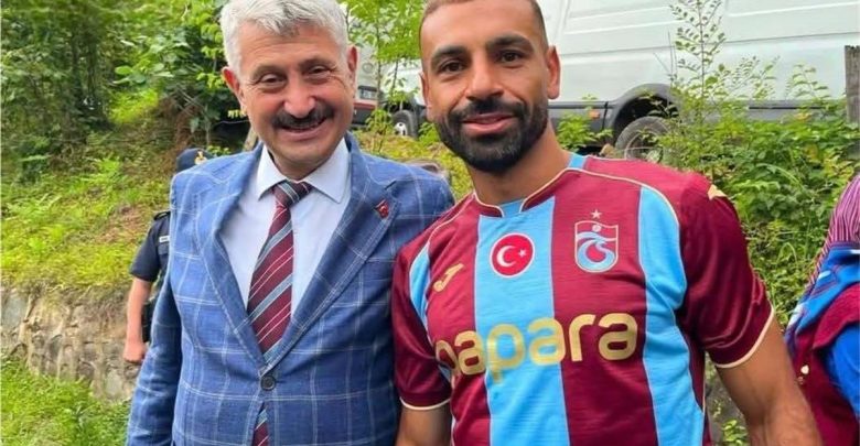صور |  لفتة رائعة من عمدة مدينة أركالي لـ محمد صلاح أثناء تصوير إعلان تجاري