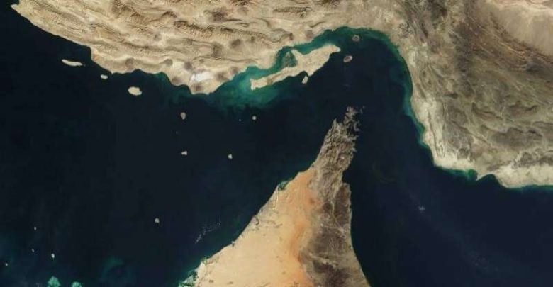 عاجل.. انفجارات جديدة قرب مضيق هرمز أثناء عبور ناقلة نفط