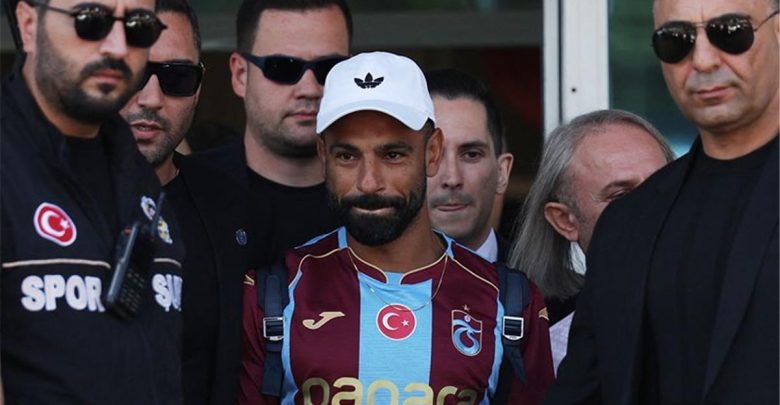 عاجل بالفيديو | وسط هتافات الآلاف.. وصول محمد صلاح مطار طرابزون لإتمام انضمامه