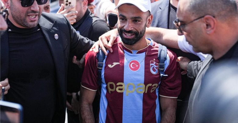 فيديو | طرابزون سبور يطبع قمصان محمد صلاح.. والكشف عن رقمه مع الفريق