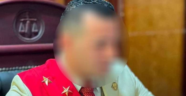 قاعة المحكمة.. جملة ووشاح وشعار أسقطوا القاضي المزيف (القصة الكاملة)