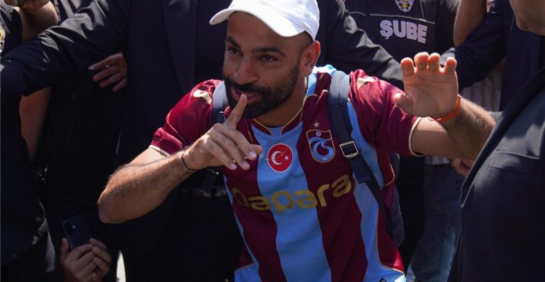 ما هي رقصة "الأوتشلو" التي احتفل بها محمد صلاح مع جماهير طرابزون سبور؟
