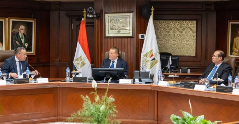 محافظ البنك المركزي يبحث مع وزير التعليم العالي مستجدات منحة علماء المستقبل استعدادًا لقبول طلاب جدد