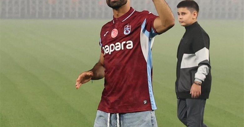 محمد صلاح يثير جنون سيدة مسنة في تركيا