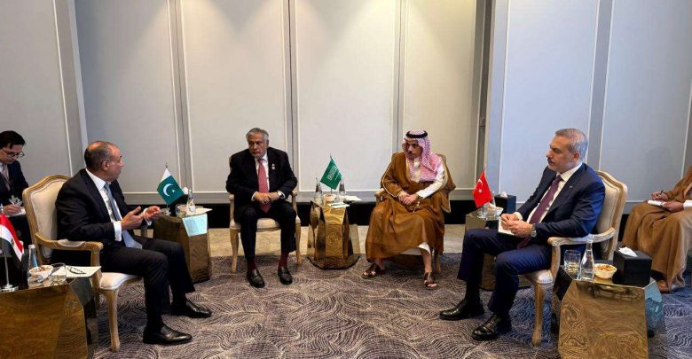 وزير الخارجية يشارك في اجتماع R4 لبحث مستجدات الأوضاع الإقليمية