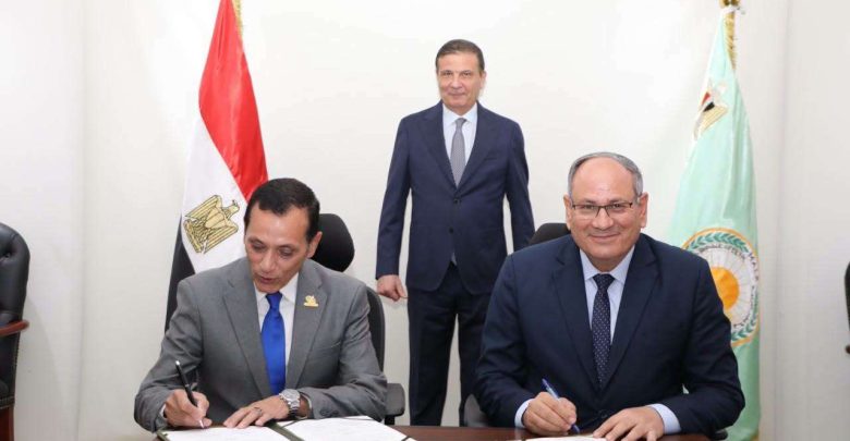 وزير الزراعة يشهد اتفاقًا للتوسع في إنتاج هجن الطماطم بمنطقة المغرة