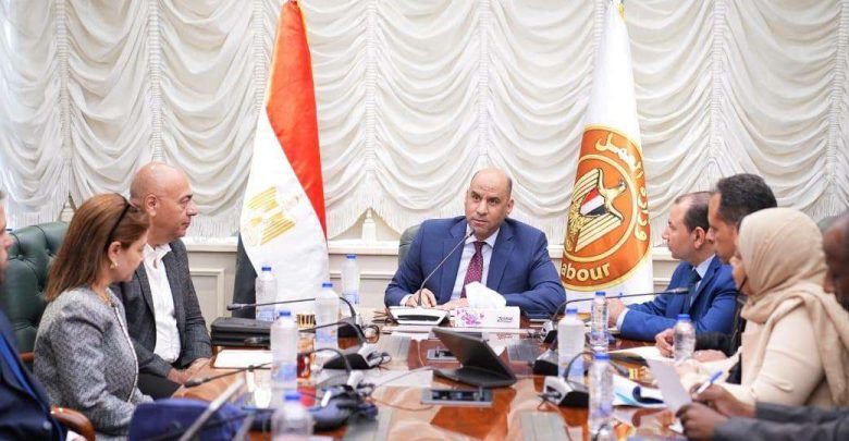 وزير العمل يتابع الاستعدادات لإطلاق منظومة رقمية جديدة لتصاريح عمل الأجانب