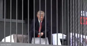 صورة مزعومة لـ ترامب خلف القضبان في طهران تثير فضول المارة وتنتشر على وسائل التواصل