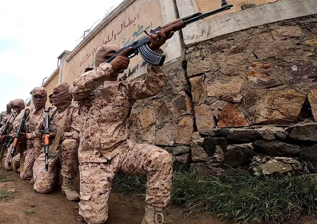 الجيش اليمني يصد هجمات حوثية عنيفة ويكثف ضرباته الجوية غرب تعز في تغطية حية