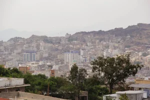 مقاومة شرسة في تعز تصد هجمات الحوثيين وتحذيرات دولية من كارثة إنسانية