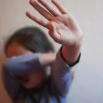 زوج الأم يعاقب طفلته بالقتل في أكتوبر بسبب كثرة تبولها