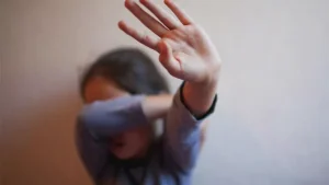 زوج الأم يعاقب طفلته بالقتل في أكتوبر بسبب كثرة تبولها
