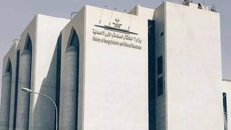 وفاة مقيمين وإصابة اثنين في السعودية نتيجة سقوط شظايا صاروخ حاول استهدافها