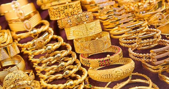 مستوى الذهب عيار 21 يرتفع مستقرًا رغم الضغوط العالمية وتطورات سوق الذهب