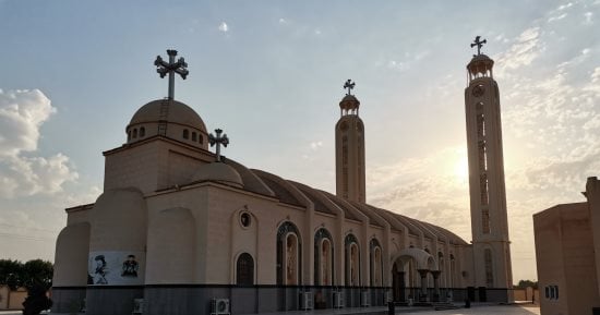 أجراس الكنائس تدق الساعة الثانية وخمس دقائق احتفالاً بذكرى انتصارات أكتوبر المجيدة