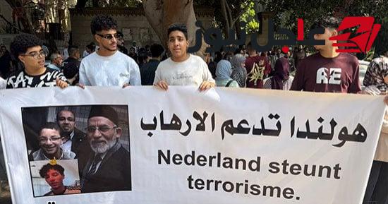 وقفة احتجاجية أمام السفارة الهولندية بالقاهرة تضامناً مع أحمد ناصر وتنديداً بدعم الإرهاب