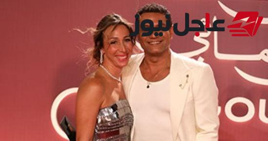 آسر ياسين يقبل زوجته على السجادة الحمراء خلال افتتاح مهرجان الجونة السينمائي