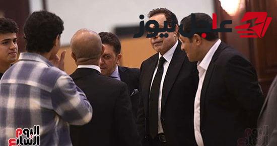 حكيم يودع شقيقه بمسجد المشير طنطاوي بحضور الأقارب والمحبين