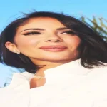 منى زكي بإطلالة جريئة بـ”شورت” أمام حمام السباحة وغادة عادل تعلق على الصورة