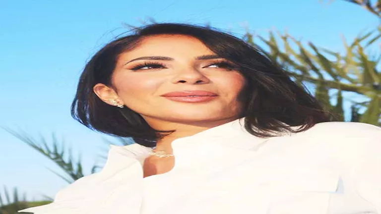 منى زكي بإطلالة جريئة بـ”شورت” أمام حمام السباحة وغادة عادل تعلق على الصورة