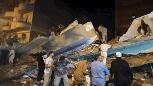 قوات الإنقاذ تواصل رفع أنقاض عقار مهدد في بيلا بكفر الشيخ