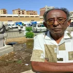 فنان تشكيلي يعلق على تمثال شخص يركب حصانًا بالمقلوب بأسوان