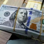 ارتفاع سعر الدولار تجاه 54 جنيهاً في مصر وسط تساؤلات حول العوامل المؤثرة