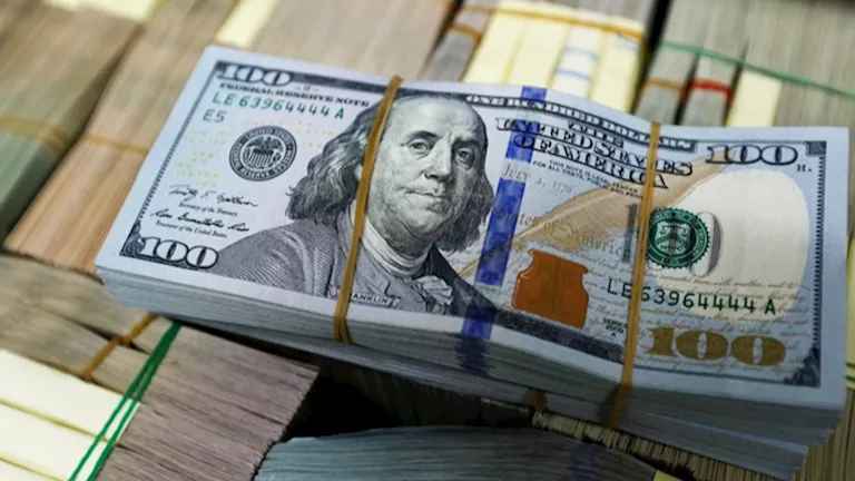 ارتفاع سعر الدولار تجاه 54 جنيهاً في مصر وسط تساؤلات حول العوامل المؤثرة