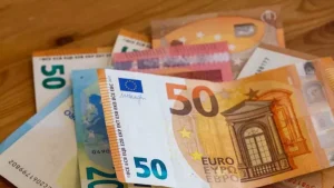 قفزة في سعر الدولار تدفع اليورو لتجاوز 62 جنيهاً في مصر
