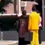 طالب بجامعة أسيوط يعيد فن إطلالة محمد هنيدي في فيلم صعيدي في الجامعة الأمريكية بالبدلة الصفراء والشنطة السمسونايت