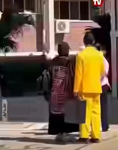 طالب بجامعة أسيوط يعيد فن إطلالة محمد هنيدي في فيلم صعيدي في الجامعة الأمريكية بالبدلة الصفراء والشنطة السمسونايت