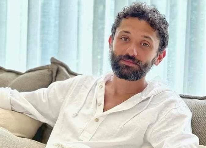 كريم محمود عبد العزيز يثير فضول جمهوره برسالة غامضة من خلال إعلان مفاجئ بعد ساعة