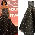 خبراء موضة ينتقدون فستان منى زكي في مهرجان الجونة بسبب تصميمه غير المتقن