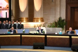 الرئيس السيسي يعلن إنشاء 70 ألف مقبرة جديدة في حلوان والعاشر ويعلق على إزالة بعض المقابر