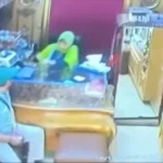 لص يسرق 5 سبائك ذهبية بقيمة 3.3 مليون جنيه من محل في الفيوم خلال انشغال صاحبته