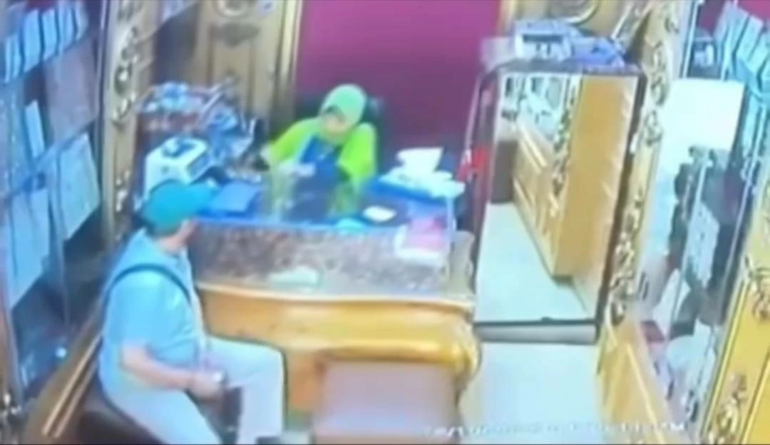 لص يسرق 5 سبائك ذهبية بقيمة 3.3 مليون جنيه من محل في الفيوم خلال انشغال صاحبته